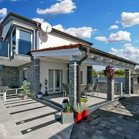 Mit Privatpool Fuer 10 Personen Ca 128 Qm In Fazana, Istrien Istrische Riviera Holiday home *