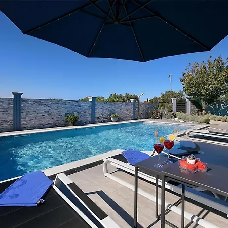 Holiday home Mit Privatpool Fuer 10 Personen Ca 128 Qm In Fazana, Istrien Istrische Riviera *