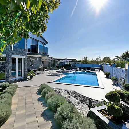 Mit Privatpool Fuer 10 Personen Ca 128 Qm In Fazana, Istrien Istrische Riviera بيت للعطل فاجانا